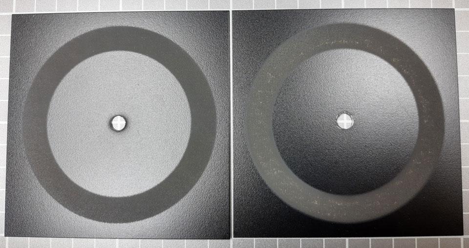 Kuva 2. Vasemmalla näyte, joka ei ole kulunut pohjamaaliin; oikealla pohjamaaliin kulunut näyte.