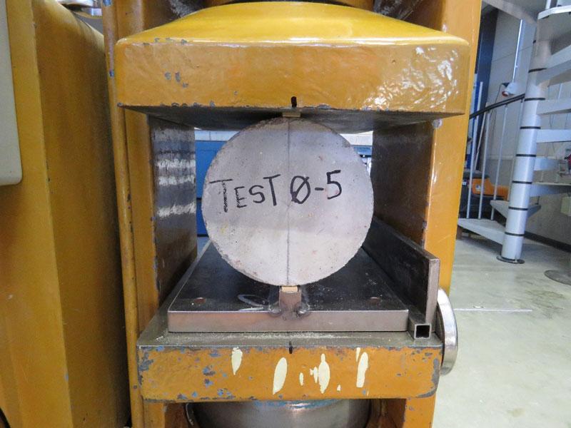 A photo of the splitting test being made.