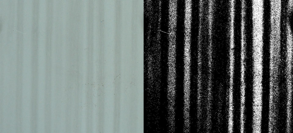 Kaksi kuvaa likaantuneesta näytteestä: digitaalisen kameran vaaleanvihertävä melko tasainen kuva tummemmin raidoin  ja Matlab-ohjelman mustavalkoinen kuva suuremmin kontrastein.